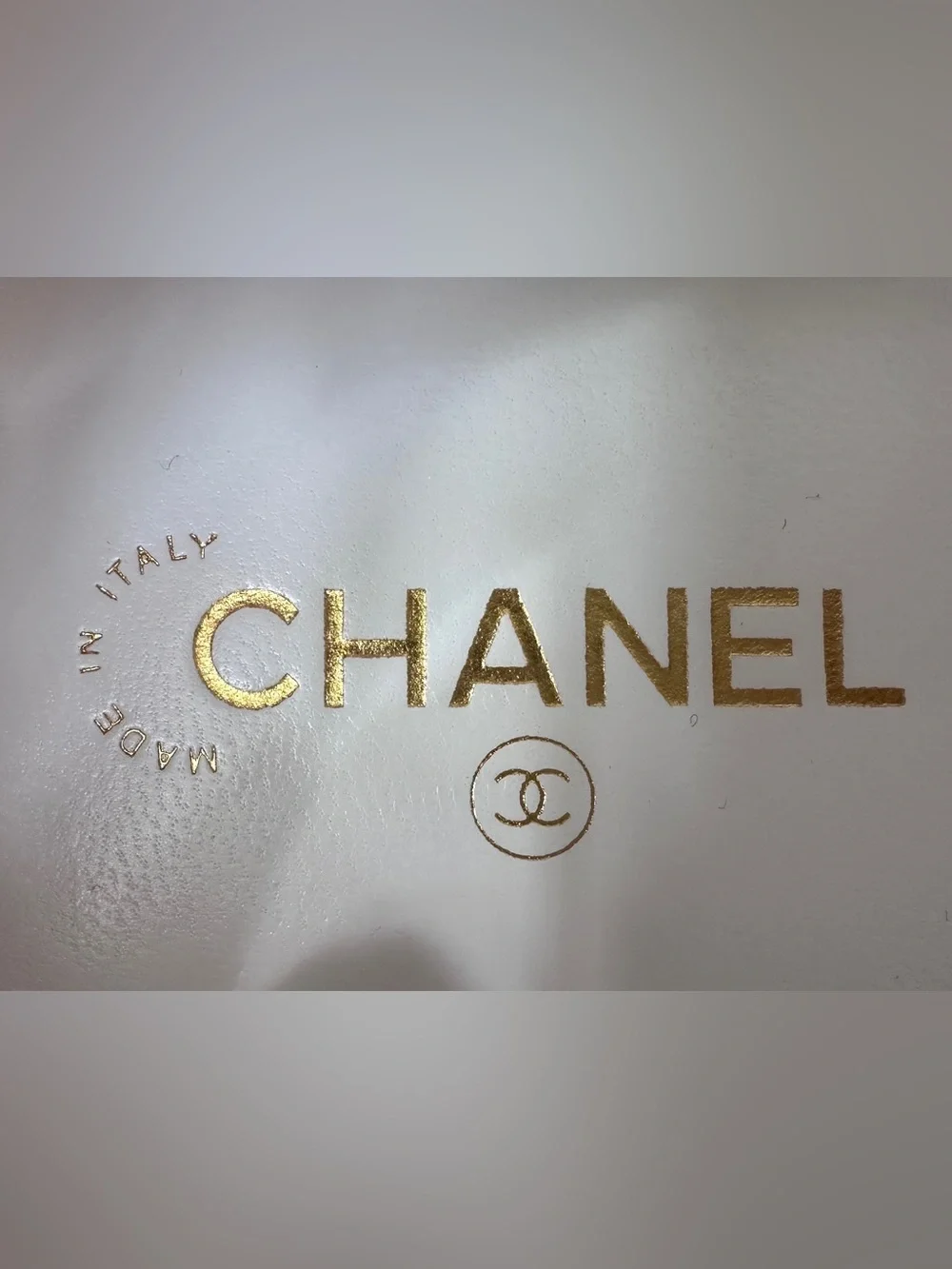 2026B CHANEL WHITE AND BLACK LEATHER PUMPS HEELS SHOES with GOLD CC LOGO 40